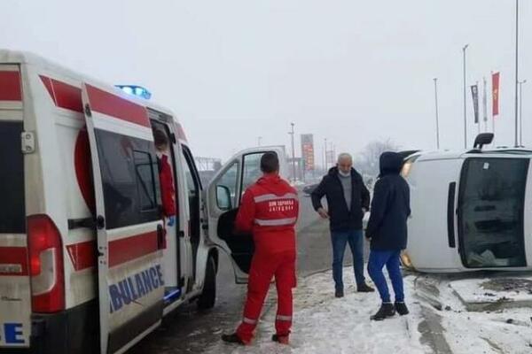 TEŽAK UDES NA AUTO-PUTU "MILOŠ VELIKI": Automobil se zakucao u kamion koji čisti sneg!