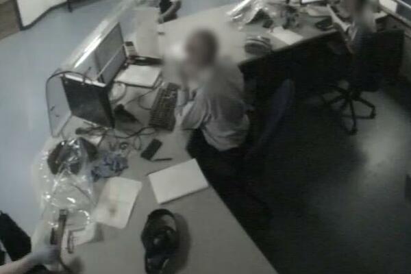 ISPLIVAO SKANDALOZAN SNIMAK! Policija PONIŽAVALA profesorku, smejali se njenim “SMRDLJIVIM GAĆICAMA” (VIDEO)