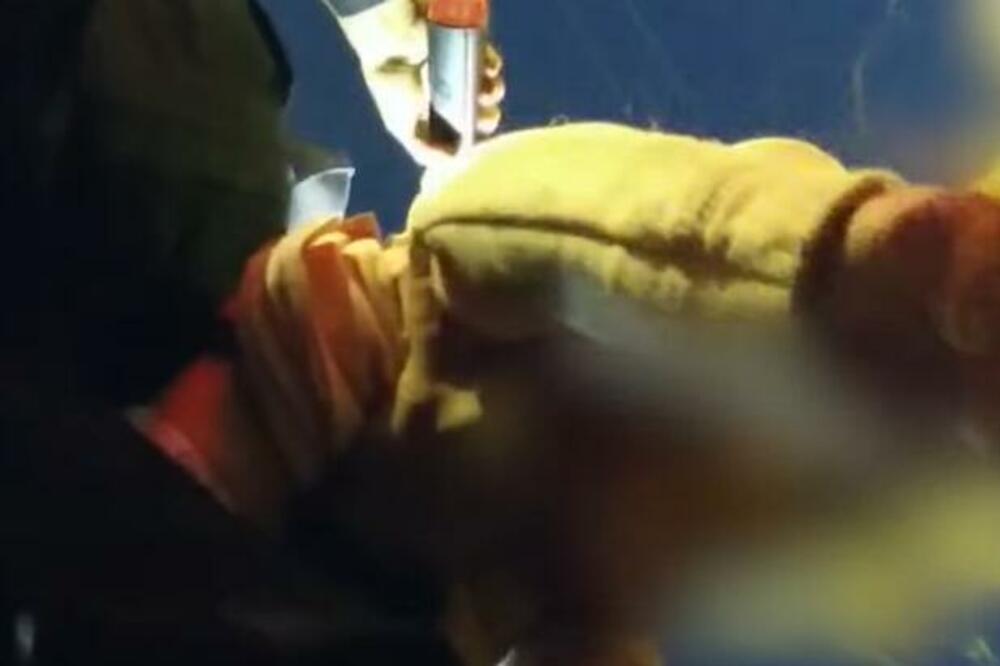 OTAC NOSI BEŽIVOTNO DETE NA RUKAMA I MOLI POLICAJCA ZA POMOĆ! Snimak spasavanja mališana, NEVEROVATNO (VIDEO)