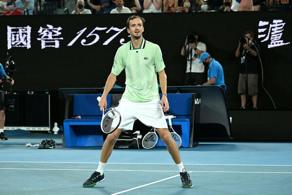 MEDVEDEV DOBIO MEČ U NOVAKOVOM STILU: Rus gubio 0:2, ali se izdigao iz pepela i savladao odličnog Ože Alijasima!