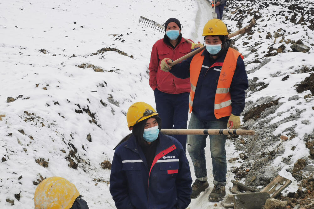 RUMENI IM OBRAZI I HLADNE RUKE, ALI NE ODUSTAJU OD RADA NI PO MINUSU: Meštani okolnih sela se saživeli sa KINEZIMA