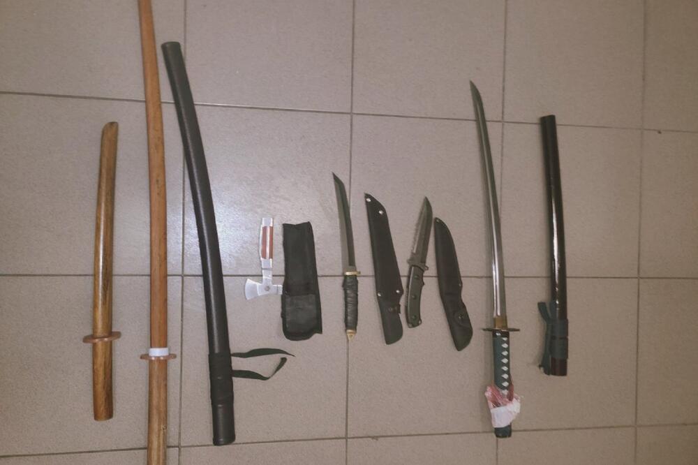 BUGARIN POKUŠAO DA PRENESE NOŽEVE, KATANU I MAČ: Pun hladnog oružja uhvaćen na graničnom prelazu Bajmok! (FOTO)