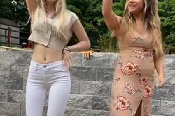 IMA 29 GODINA I POSTALA JE MAMA DEVOJCI OD 19: A pre toga su imale POSEBAN ODNOS! (VIDEO)