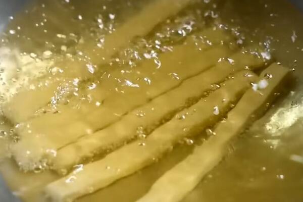 SPREMITE ŠTAPIĆE OD KROMPIR PIREA I SIRA: Da bi bili iste VELIČINE, testo RAZVUCITE NA OVAJ NAČIN (RECEPT)