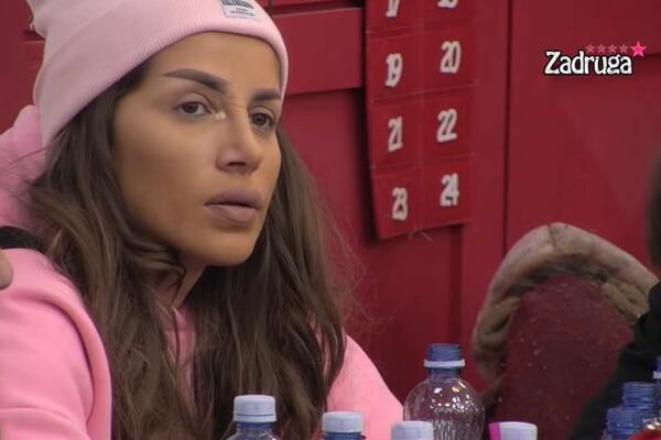 DALILA JE ISKORISTILA SOPSTVENU KUMU: Tražila joj NOVAC i AUTO a nakon što je DOBILA više joj se NIKADA NIJE JAVILA