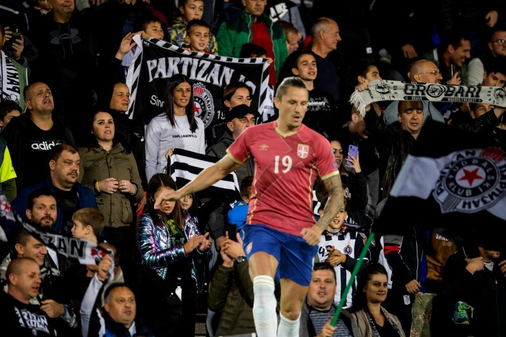 "GROBARI" U TRANSU! PRVE FOTOGRAFIJE FEJSE SA DRESOM PARTIZANA! EVO KOJI BROJ JE ZADUŽIO! (FOTO)