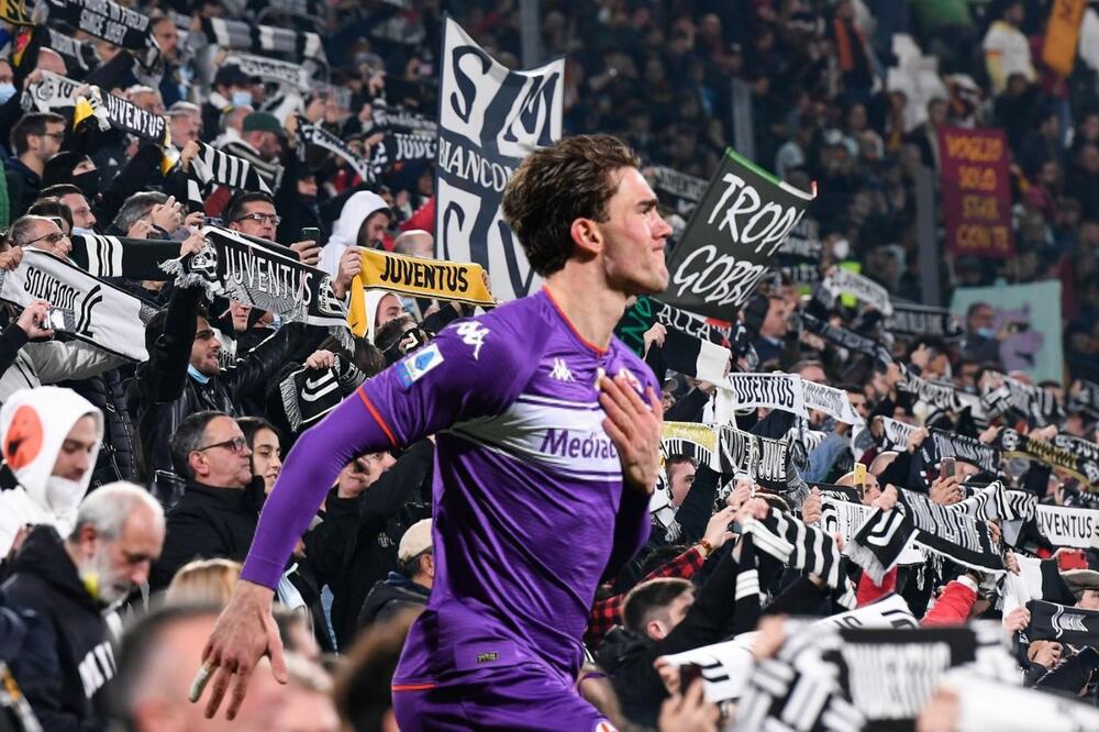 NAVIJAČI FIORENTINE NE PRESTAJU DA VREĐAJU VLAHOVIĆA: Poslednjom porukom su stvarno PRETERALI!