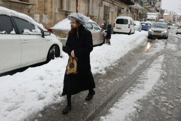 VREMENSKA PROGNOZA ZA DANAS: U Srbiji sneg i ledena kiša, popodne razvedravanje