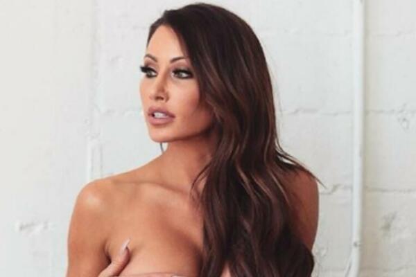 SKINULA SE POZNATA VODITELJKA, KAO OD MAJKE DA JE ROĐENA: Pokušala da sakrije BRADAVICE, STRADAĆETE OD OVOGA! FOTO