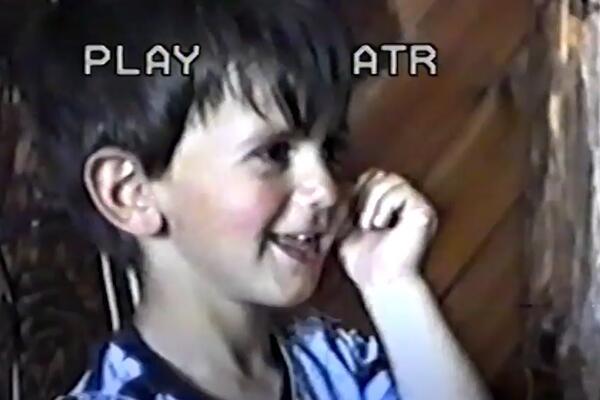 DAN KADA JE ČETVOROGODIŠNJI NOVAK MIKROFON ZAMENIO REKETOM: Trenutak za istoriju - LJUBAV NA PRVI POGLED! (VIDEO)