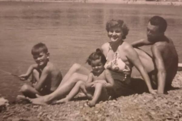 DA LI JE PREPOZNAJETE SA SLIKE? Danas je SVI OBOŽAVAMO i prava je ZVEZDETINA!