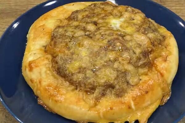 PITA PO RUSKOM RECEPTU, KOJA ZAMENJUJE KOMPLET LEPINJU: Kombinacija MESA i SIRA će vas ODUŠEVITI