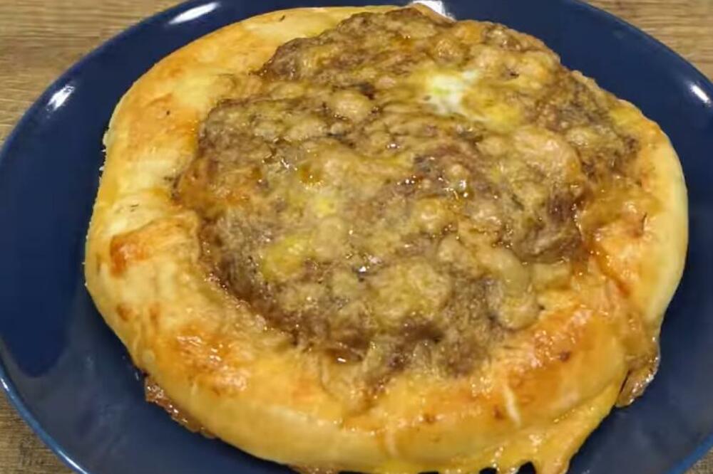 PITA PO RUSKOM RECEPTU, KOJA ZAMENJUJE KOMPLET LEPINJU: Kombinacija MESA i SIRA će vas ODUŠEVITI