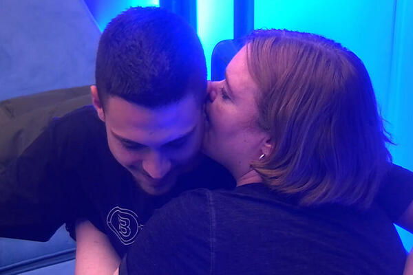 KONOBAR POKAZAO UMEĆE GOŠĆI: Pljuštali vreli poljupci NASRED BARA, KAMERA SVE SNIMILA!