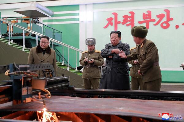 SEVERNA KOREJA IZVELA JOŠ 2 TESTA RAKETNOG SISTEMA: Kim Džong Un posetio fabriku municije (FOTO)
