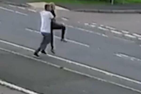 MONSTRUOZAN ČIN! Snimljen momenat BRUTALNE OTMICE, devojka ostala INVALID (VIDEO)