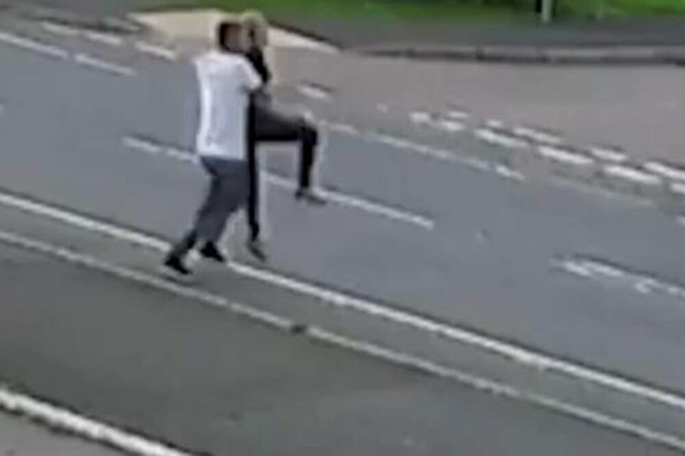 MONSTRUOZAN ČIN! Snimljen momenat BRUTALNE OTMICE, devojka ostala INVALID (VIDEO)