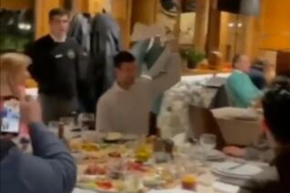 OPET SAM TI U KAFANI! Đoković u transu peva "Vidovdan"! (VIDEO)