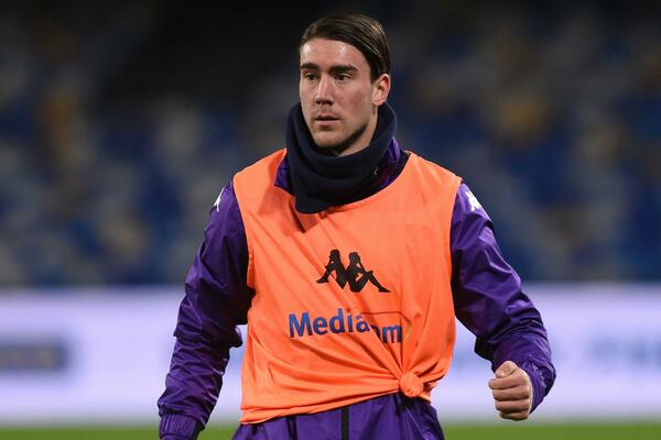 VLAHOVIĆ NEMA MU*A, ČAST I POŠTOVANJE! Navijači Fjorentine izneli SALVU UVREDA na Dušanov račun!