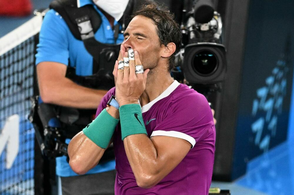 NADALA POTPUNO SLOMILE EMOCIJE: Nije mogao da zaustavi suze posle trijumfa protiv Beretinija (VIDEO/FOTO)