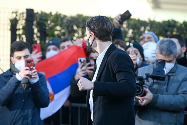 VLAHOVIĆ DOPUTOVAO U TORINO: Navijači Juventusa dočekali ga sa srpskom zastavom (VIDEO)