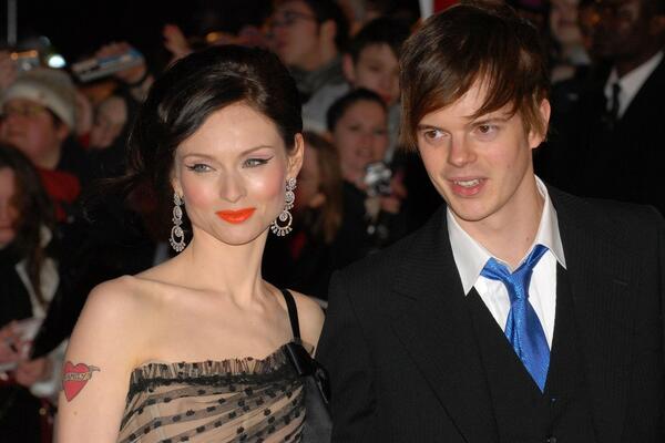 SA 17 GODINA ME SILOVAO MUZIČAR: Pevačica posle 25 godina otkrila da nije hteo da SLUŠA, samo joj je skinuo GAĆICE!