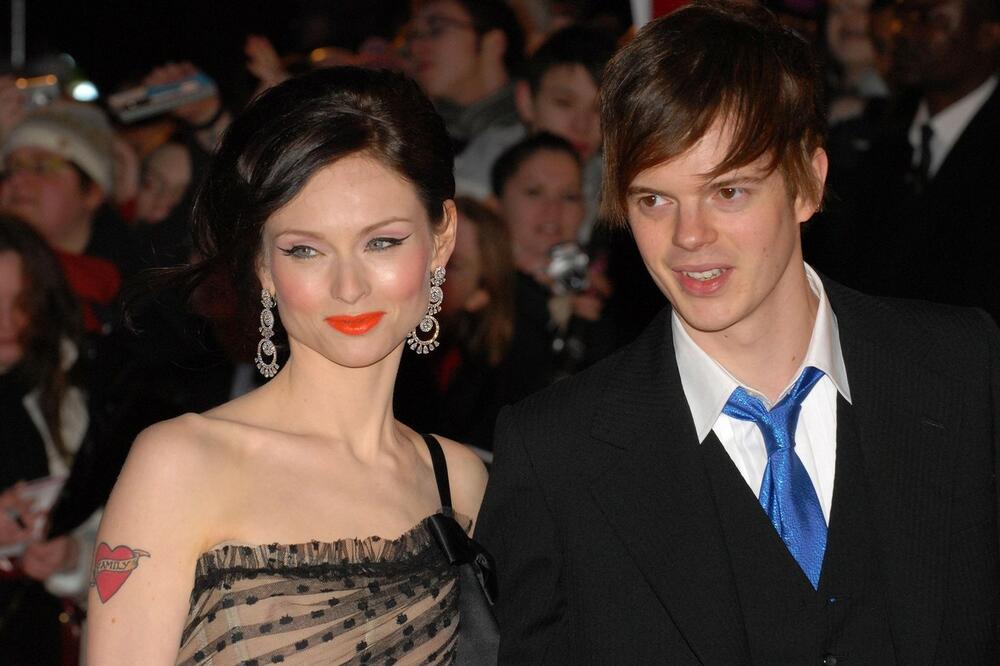 SA 17 GODINA ME SILOVAO MUZIČAR: Pevačica posle 25 godina otkrila da nije hteo da SLUŠA, samo joj je skinuo GAĆICE!