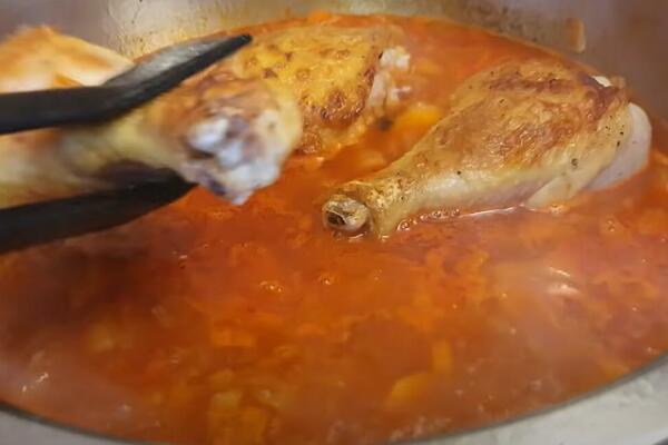 NAJBOLJI RECEPT SA JUGA SRBIJE! Pileći paprikaš zbog kojeg ćete morati popustiti kaiš (RECEPT)