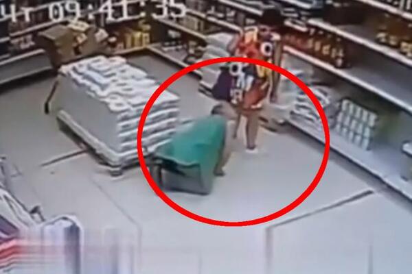 UŽAS NAD UŽASIMA: Prilazi ženama usred marketa i NJUŠI IM MEĐUNOŽJE! Kamere su apsolutno sve snimile (FOTO)
