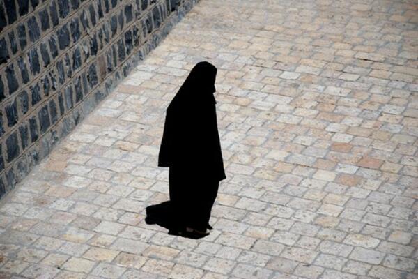 "ŽENE U CRNOM": Turisti žele da ih slikaju zbog VEŠTIČJEG izgleda, ali one su smislile DOBAR TRIK! (FOTO)