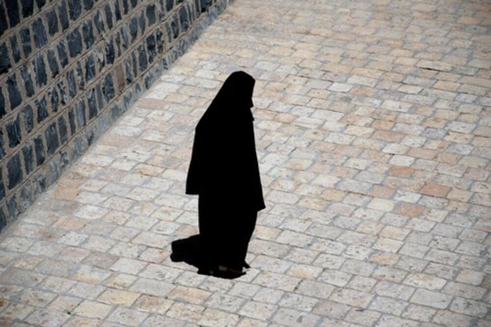 "ŽENE U CRNOM": Turisti žele da ih slikaju zbog VEŠTIČJEG izgleda, ali one su smislile DOBAR TRIK! (FOTO)