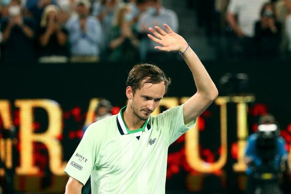 PODELJENA MIŠLJENJA TENISKIH LEGENDI O MEDVEDEVU: Belgijska teniserka ga osuđuje, dok Mekinro misli drugačije!