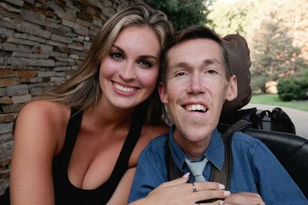 "ITEKAKO ME MOŽE ZADOVOLJITI": Ljubomorni momci ne mogu da joj OPROSTE što voli muškarca sa INVALIDITETOM! (VIDEO)