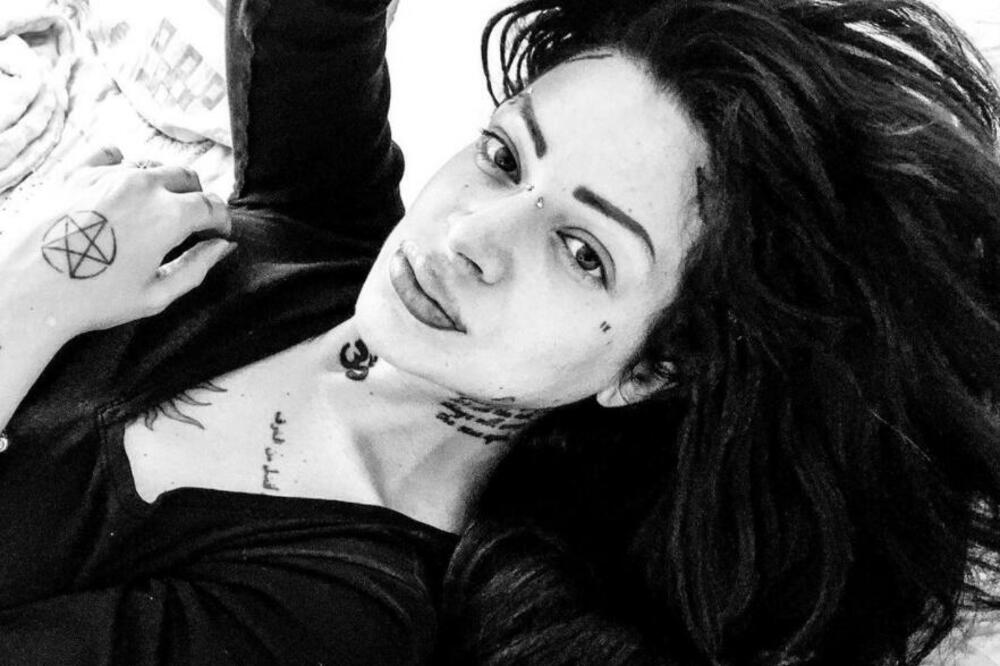 SRPSKA PEVAČICA PROMENILA VERU I OTIŠLA IZ ZEMLJE, NJENA PRIČA JE FILMSKA: Evo gde je i šta radi nakon SVIH HORORA!