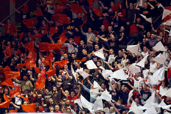 DELIJE U TRANSU KADA SU NJEGA VIDELE NA TRIBINAMA PIONIRA! (FOTO)