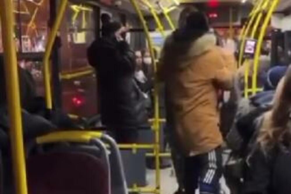 BRUTALNO ŠAMARANJE I TUČA USRED AUTOBUSA 26: Momci upali u ŽESTOK OKRŠAJ, putnici IH MOLILI DA PRESTANU! (VIDEO)