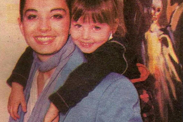 NJENU MAJKU CELA SRBIJA OBOŽAVA, A ĆERKA OSTAVLJA BEZ DAHA: Da li prepoznajete GLUMICE sa FOTKE?