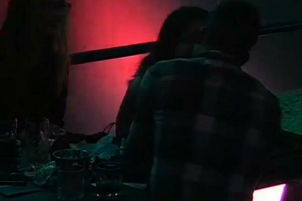 GOŠĆA NIJE SKIDALA POGLED SA DAVORA, A ONDA JE PAO I STRASTVENI POLJUBAC: U Baru nikad jače!