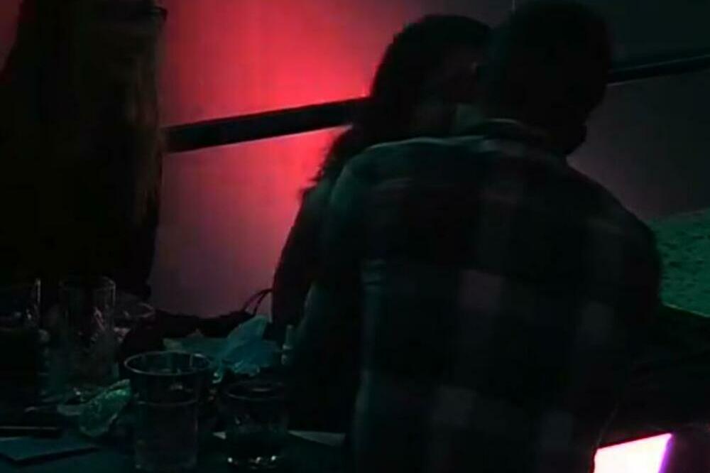 GOŠĆA NIJE SKIDALA POGLED SA DAVORA, A ONDA JE PAO I STRASTVENI POLJUBAC: U Baru nikad jače!