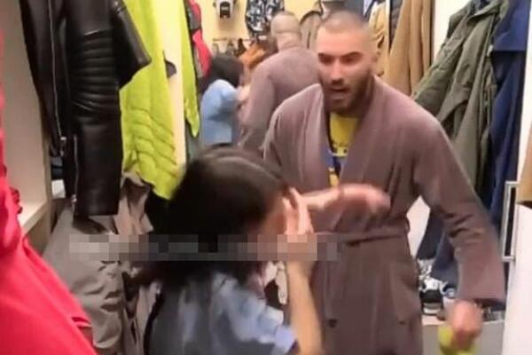 STRAŠNO NASILJE! MENSUR UDARIO MILICU, GLAVA JOJ SE OKRENULA MOMENTALNO: A onda je počeo da je VUČE! (VIDEO)