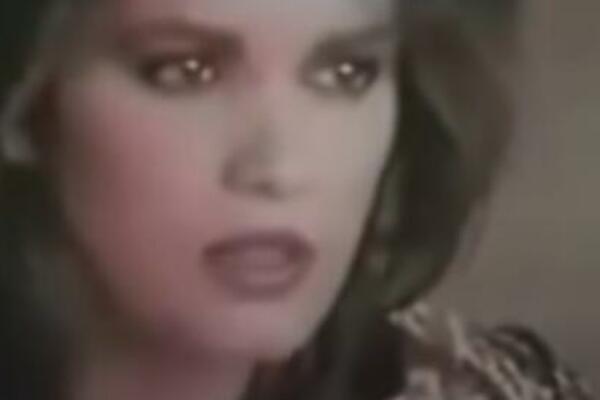 POZNATA MANEKENKA UMRLA, NIKO JOJ NA SAHRANU NIJE DOŠAO: Volela je ŽENE, a njen život je bio SKANDALOZAN!