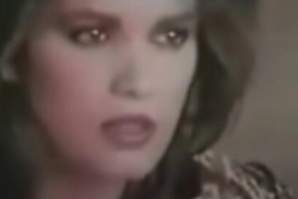 POZNATA MANEKENKA UMRLA, NIKO JOJ NA SAHRANU NIJE DOŠAO: Volela je ŽENE, a njen život je bio SKANDALOZAN!