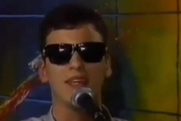 IMA BRATA BLIZANCA I KARIJERU PUNU HITOVA! Kao BEBA je oslepeo, a sada je isplivao SNIMAK sa početka: Znate ko je?