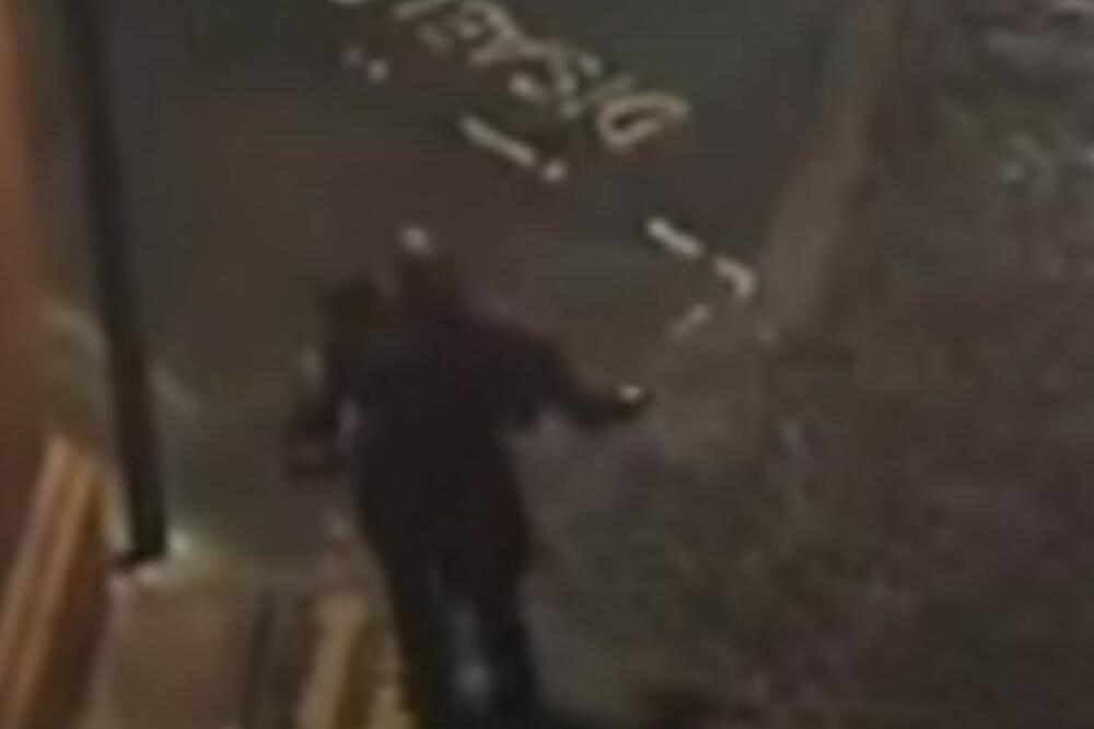 SNIMLJEN VIDEO NEPOSREDNO PRE ZLOČINA: Devojku nosio u naručju gradom, a onda ju je silovao (VIDEO)