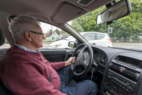 ONA U AUTU DRŽI DEO KUHINJSKOG PRIBORA: Nećete verovati kada vidite koliko je PAMETAN razlog