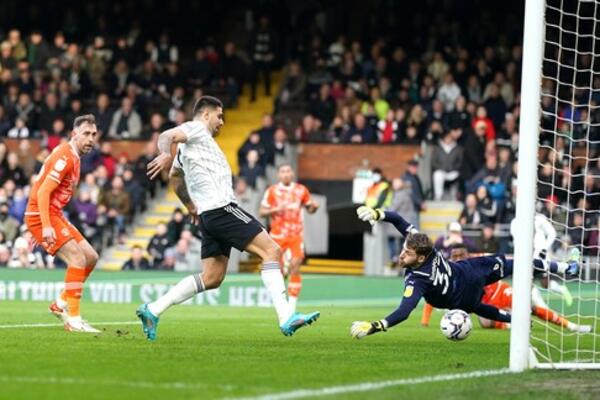 SAMO ŠTO JE OPET KROČIO NA TEREN, ZATRESAO MREŽU: Mitrović daje GOL PO UTAKMICI i vodi Fulam nazad u Premijer ligu!