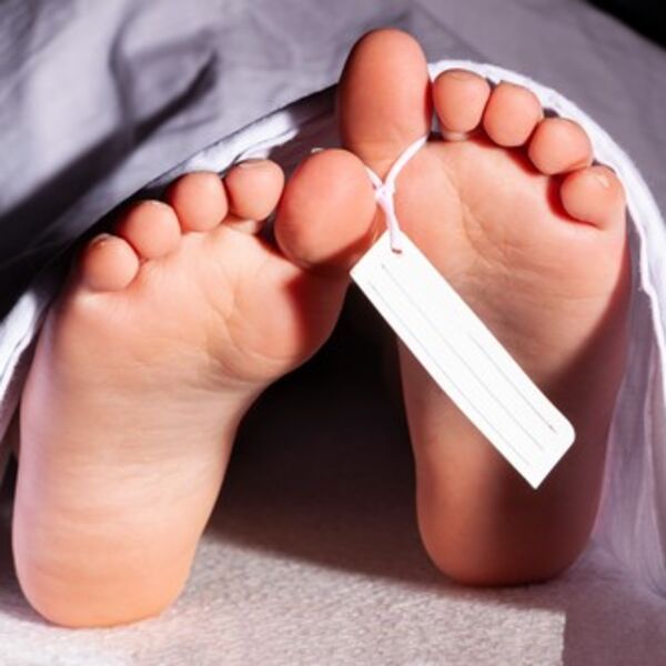 PROGLASILI SU JE MRTVOM, A ONDA JE POGREBNIK PRIMETIO JEDNU STVAR: Otvorili su vreću i sledili se u mestu