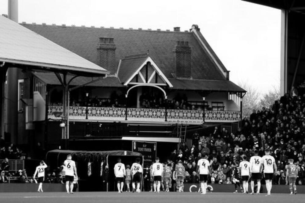 TRAGEDIJA U ZAPADNOM LONDONU, UMRO NAVIJAČ FULAMA: Živeo je za Mitrovićeve golove, ali ovaj je bio KOBAN...