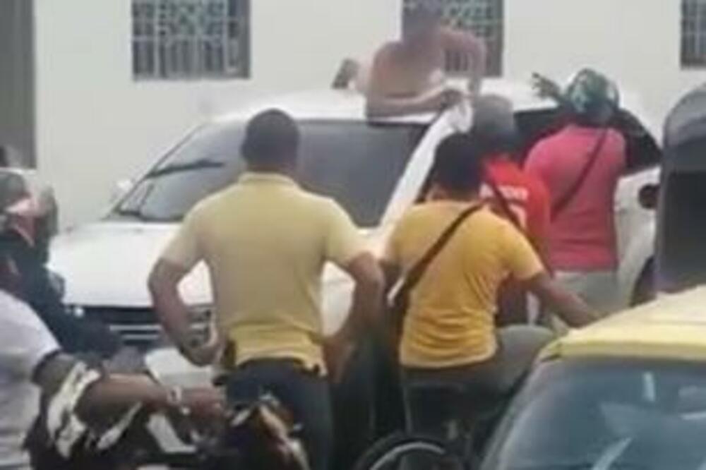 SKANDAL USRED GRADA ZBOG PREVARE: Žena ga uhvatila u motelu sa švalerkom pa ga GOLOG POPELA na auto! (VIDEO)