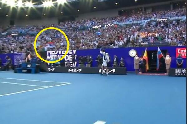 NOVAKA DEPORTOVALI ALI NE MOŽETE NAS SE REŠITI! BITKU BIJU NADAL I MEDVEDEV A SRPSKA ZASTAVA SE VIORI NA TRIBINAMA!